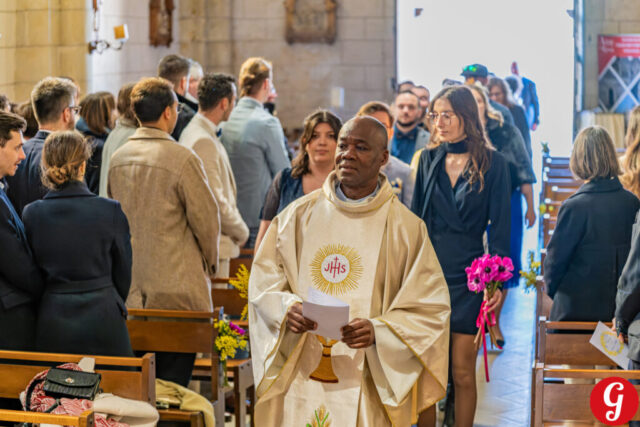 Reportage mariage : photographies à l'église d'Azay le Rideau près de Tours, par Olivier Pain
