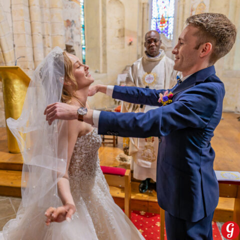 Reportage mariage : photographies à l'église d'Azay le Rideau près de Tours, par Olivier Pain